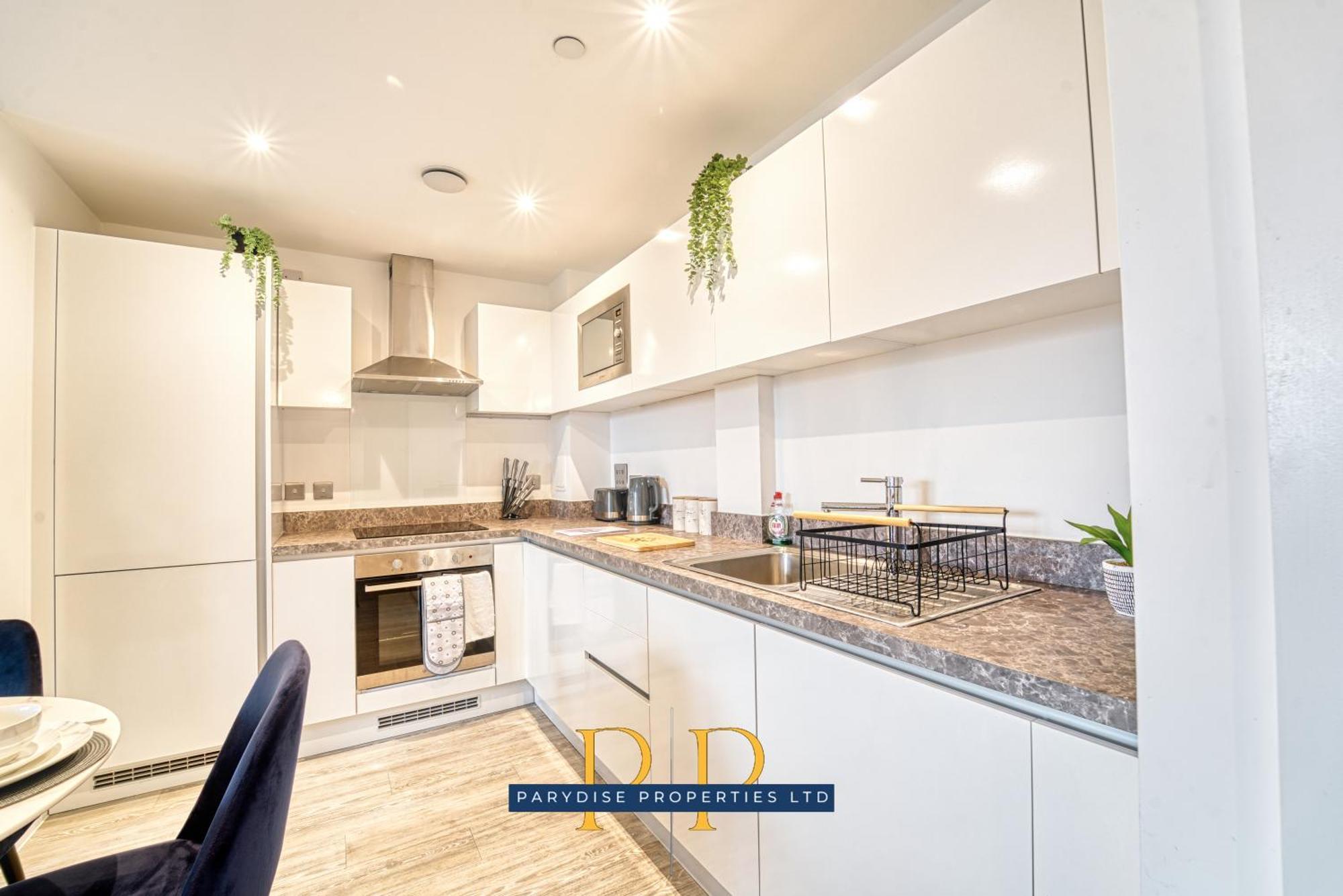 The Middlewood Plaza Suite - By Parydise Properties - Business Or Leisure Stays, Central Location, Sleeps 4, Salford Manchester Exteriör bild