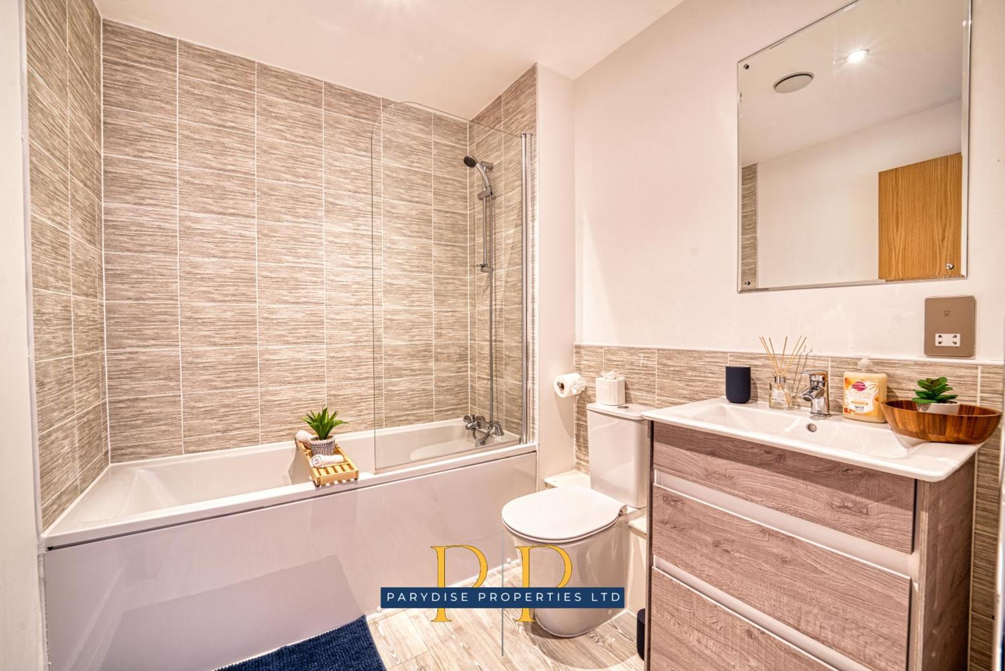 The Middlewood Plaza Suite - By Parydise Properties - Business Or Leisure Stays, Central Location, Sleeps 4, Salford Manchester Exteriör bild