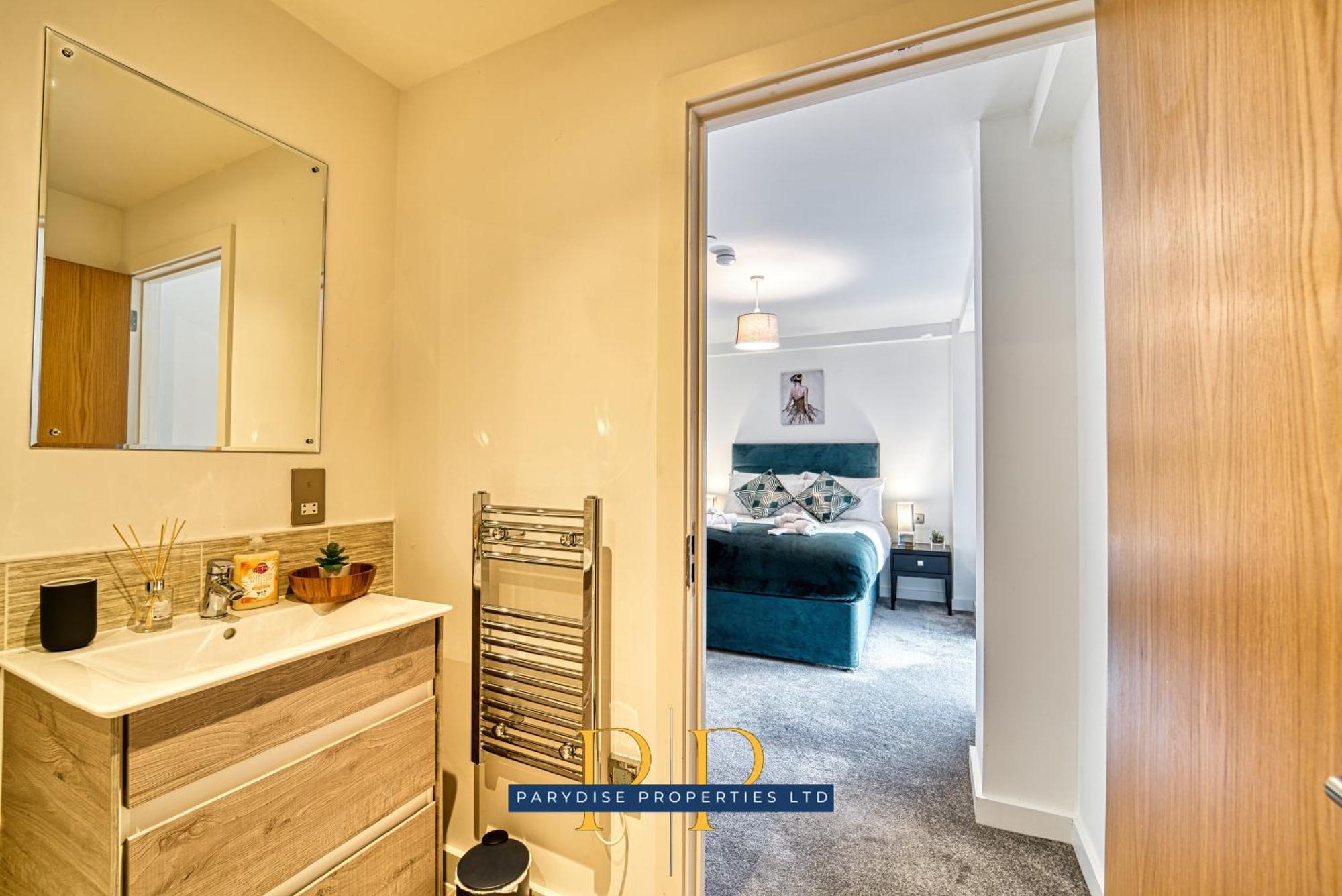 The Middlewood Plaza Suite - By Parydise Properties - Business Or Leisure Stays, Central Location, Sleeps 4, Salford Manchester Exteriör bild